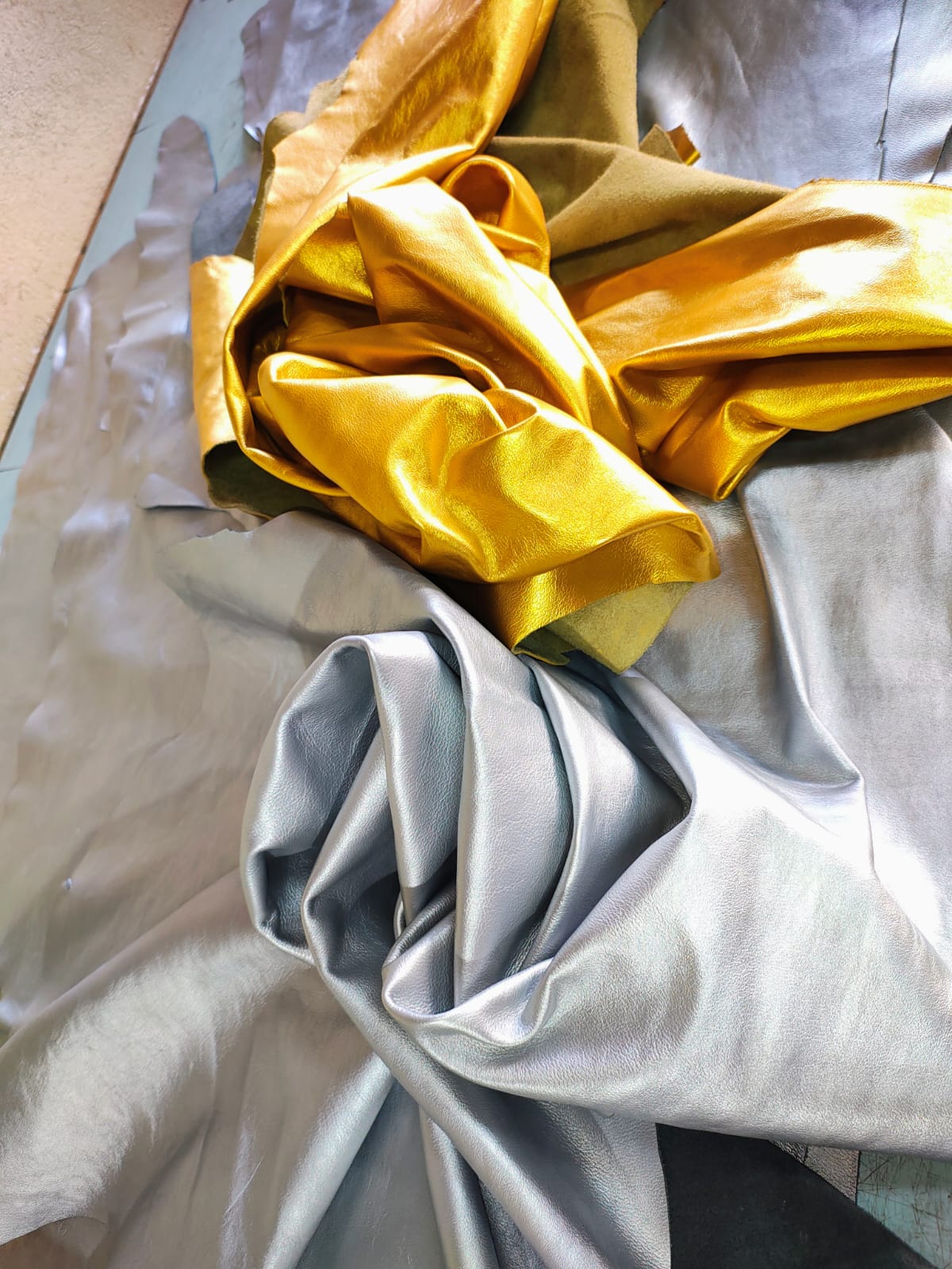 Detalle del trabajo artesanal con cuero